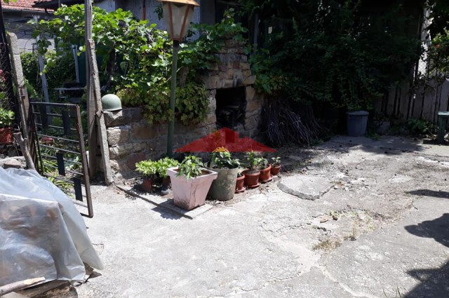 Къща с Търговски обекти