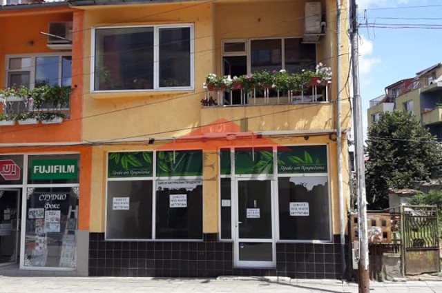 Къща с Търговски обекти