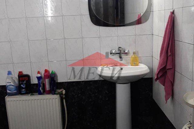 Къща с Търговски обекти