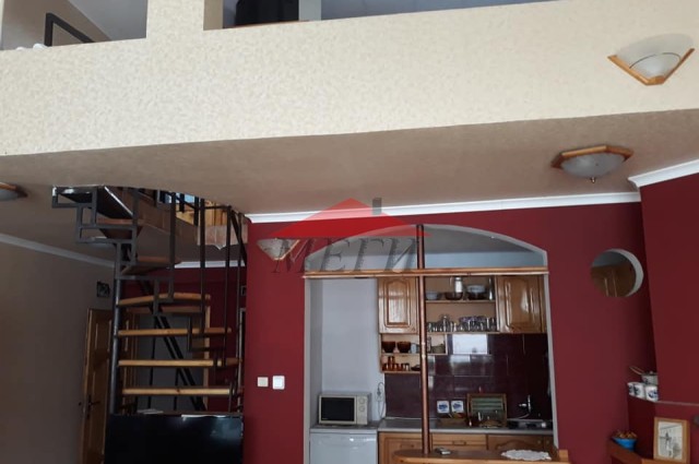 Къща с Търговски обекти