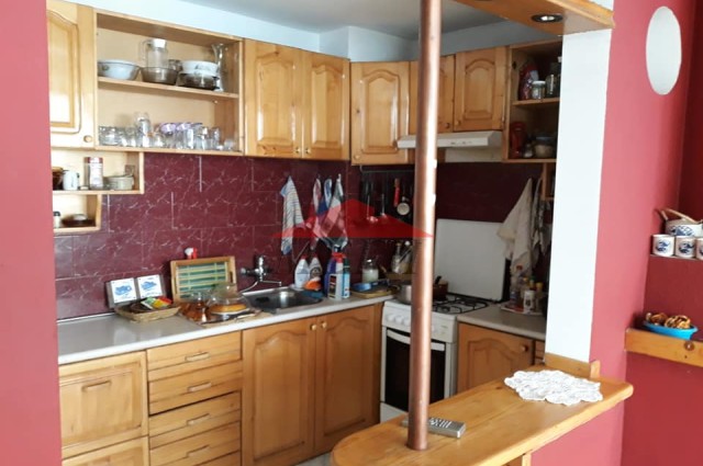 Къща с Търговски обекти