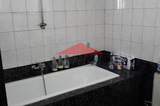 Къща с Търговски обекти