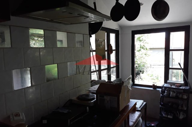 Къща с Търговски обекти