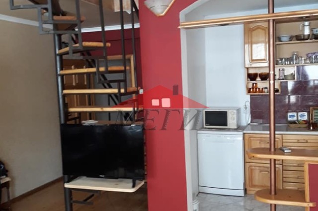 Къща с Търговски обекти