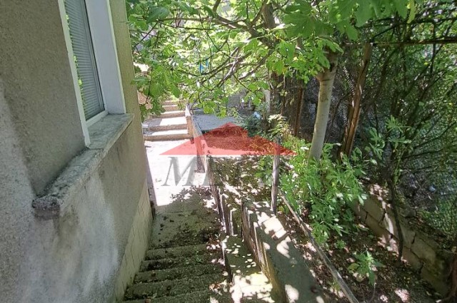 Къща-близнак