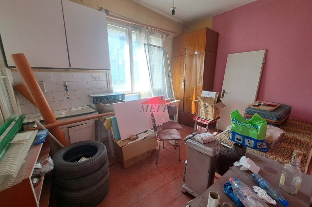 Къща с гараж