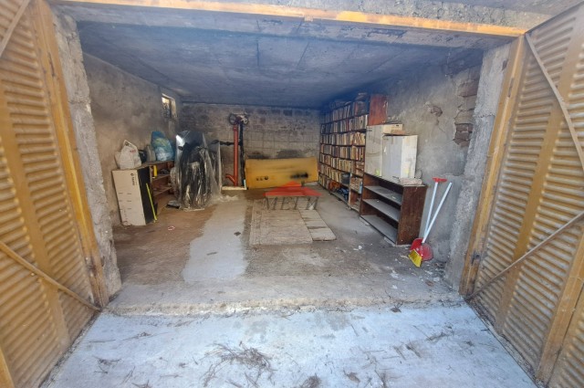 Къща с гараж