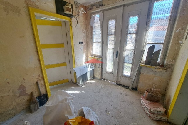 Къща с гараж