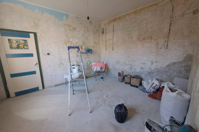 Къща с гараж