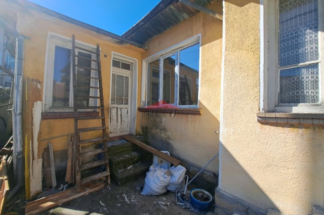 Къща с гараж