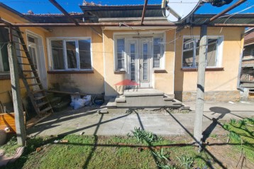 Къща с гараж