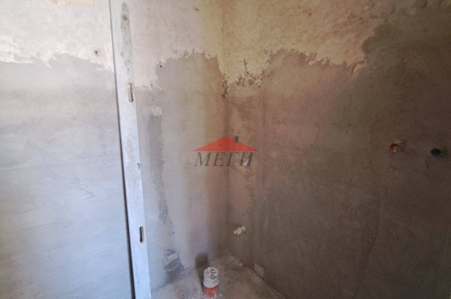 Къща с гараж