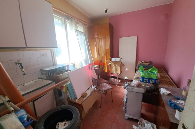 Къща с гараж