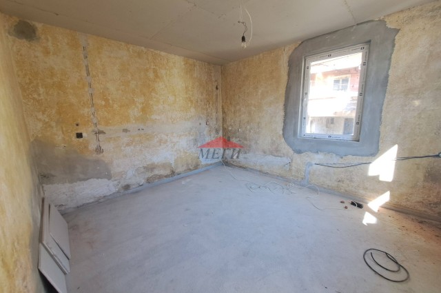 Къща с гараж