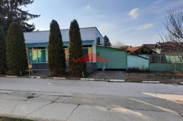 Къща с Търговски обекти