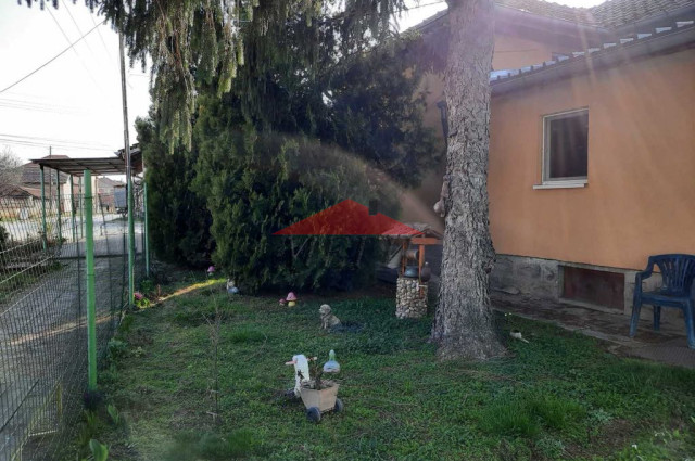 Къща с Търговски обекти