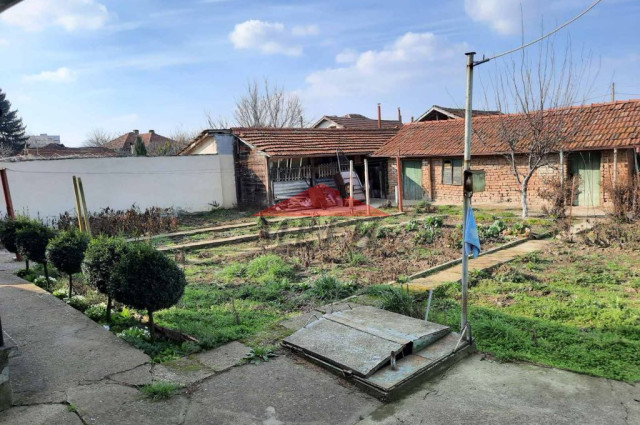 Къща с Търговски обекти