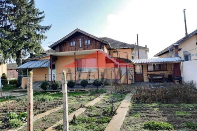 Къща с Търговски обекти