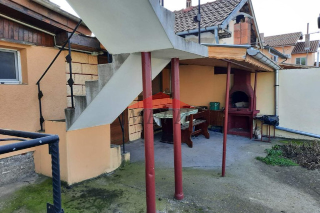 Къща с Търговски обекти