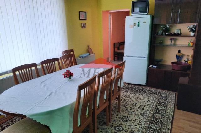 Къща с Търговски обекти